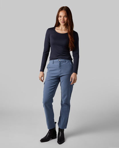 32 Degrees Vintage Indigo _ Women's stretch Comfort Terry Cargo Jean {model: Izzy is 5'9"and size 4 wearing size S}{bottom}{right} {bottom}{right}