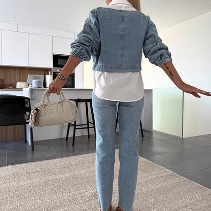 Modieuze twee-delige set bestaande uit een lange mouwen spijkerblouse en een broek voor vrouwen